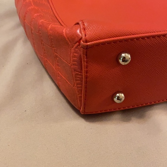 Guess purse a reddy orange color - Picture 4 of 6